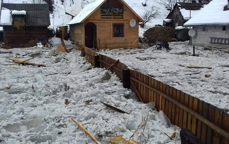 O familie a rămas fără casă din cauza gheții, în județul Maramureș