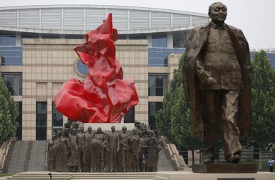 Statuia lui Deng Xiaoping la Școala de Partid a Comitetului Central al Partidului Comunist în Beijing | FOTO: EPA