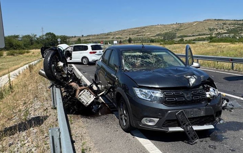 Un motociclist din Brașov a murit, după ce a intrat frontal într-o mașină în urma unei depășiri neregulamentare, pe drumul dintre Oradea și Cluj