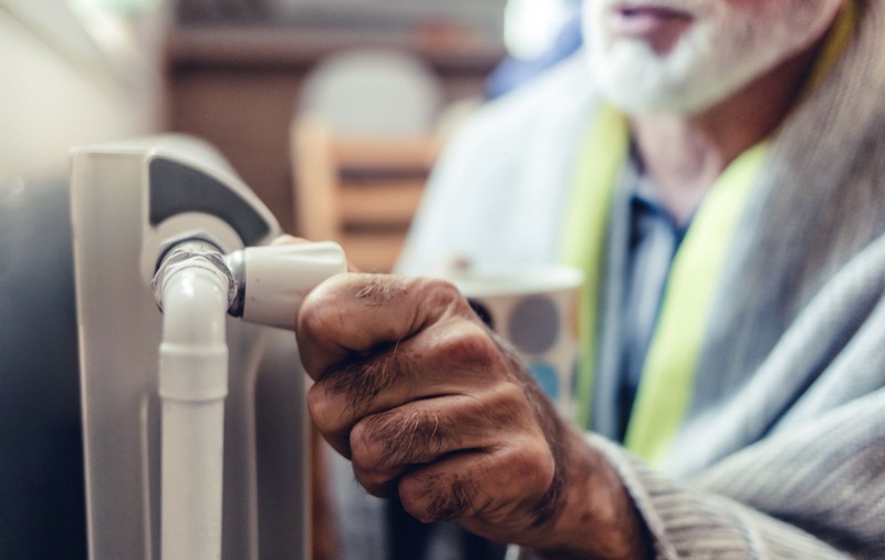 Motivul pentru care un pensionar alege să trăiască în frig, la doar 10 grade Celsius și cu 8 pulovere pe el: „Mă spăl cu apă rece”