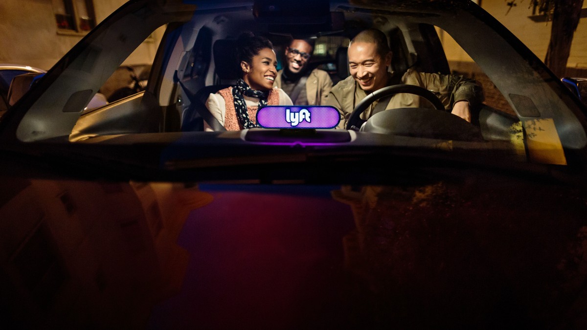 Angajații Lyft l-au urmărit pe Mark Zuckerberg prin sistemele informatice ale companiei. Mașină Lyft cu sigla Lyft pe bord
