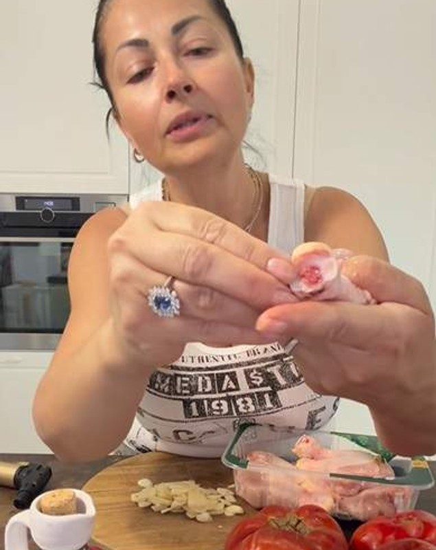 Gabriela Cristea a dezvăluit rețeta sa de ostropel de pui. Ingredientul care dă un gust special preparatului