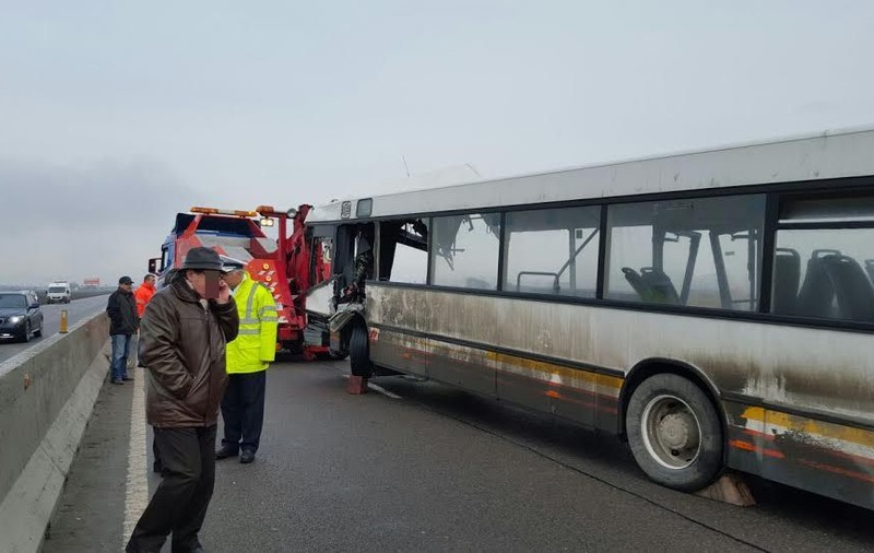 Cinci persoane au murit și 28 au fost rănite, după ce un autocar a intrat într-o autobasculantă | VIDEO