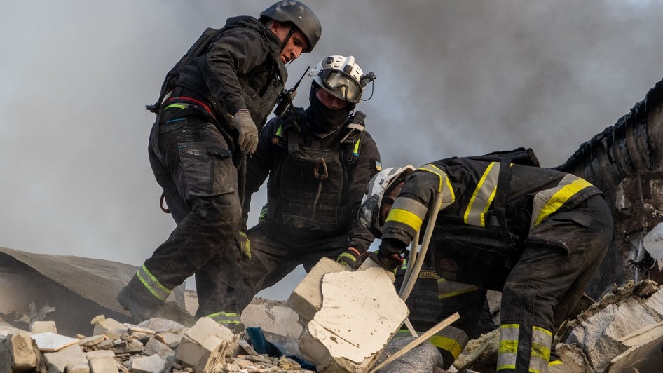 Trei bombe ghidate au fost lansate spre Harkov. Salvatorii caută victime printre dărâmături Sursa foto: Profimedia