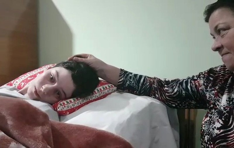 VIDEO/ Ana de 1 Decembrie - Fata paralizată pe trecerea de pietoni care răspunde la ”Te iubim!” clipind din ochi. După trei ani, șoferul n-a fost trimis în judecată!