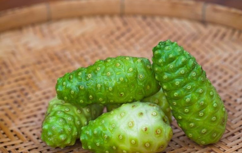 Fructul noni stimulează creşterea părului 