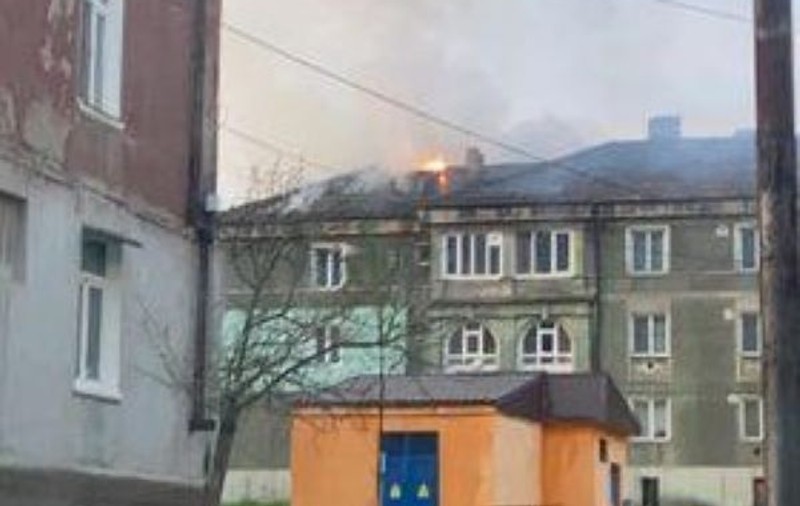 Incendiu la acoperișul unui bloc din Lupeni. Zeci de persoane s-au evacuat