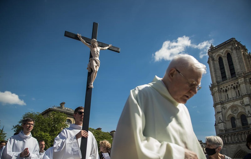 Francezii celebrează Vinerea Mare la Notre-Dame. Au venit în fața catedralei la 3 ani de la incendiul devastator