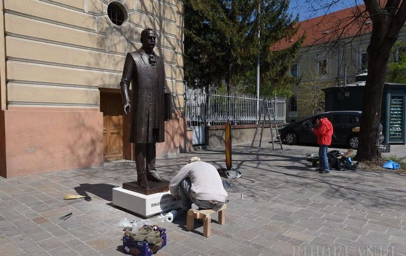 Primarul din Oradea a dezvelit în anonimat statuia de 400.000 de lei a arhitectului care a proiectat cele mai cunoscute clădiri din oraș