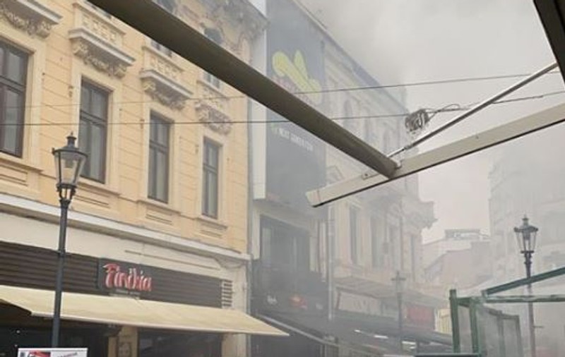UPDATE | Incendiul izbucnit la o clădire din Centrul Vechi al Capitalei a fost stins. Nu s-au înregistrat victime