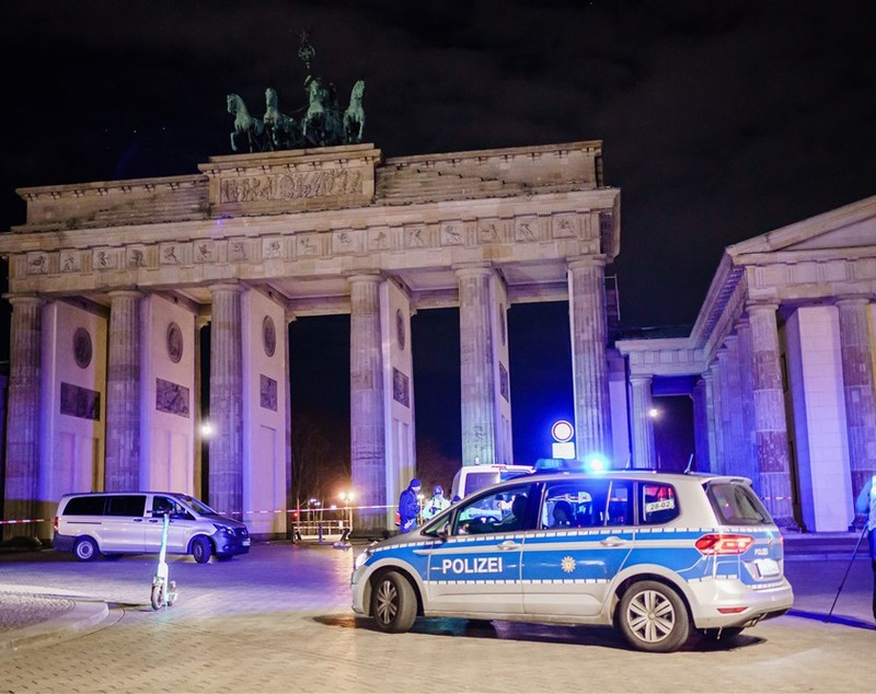 O maşină a intrat în Poarta Brandenburg din Berlin. Șoferul a murit