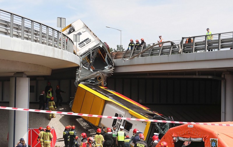 GALERIE FOTO  |  Un autobuz a căzut de pe un pod din Varșovia. Un mort și 20 de răniți
