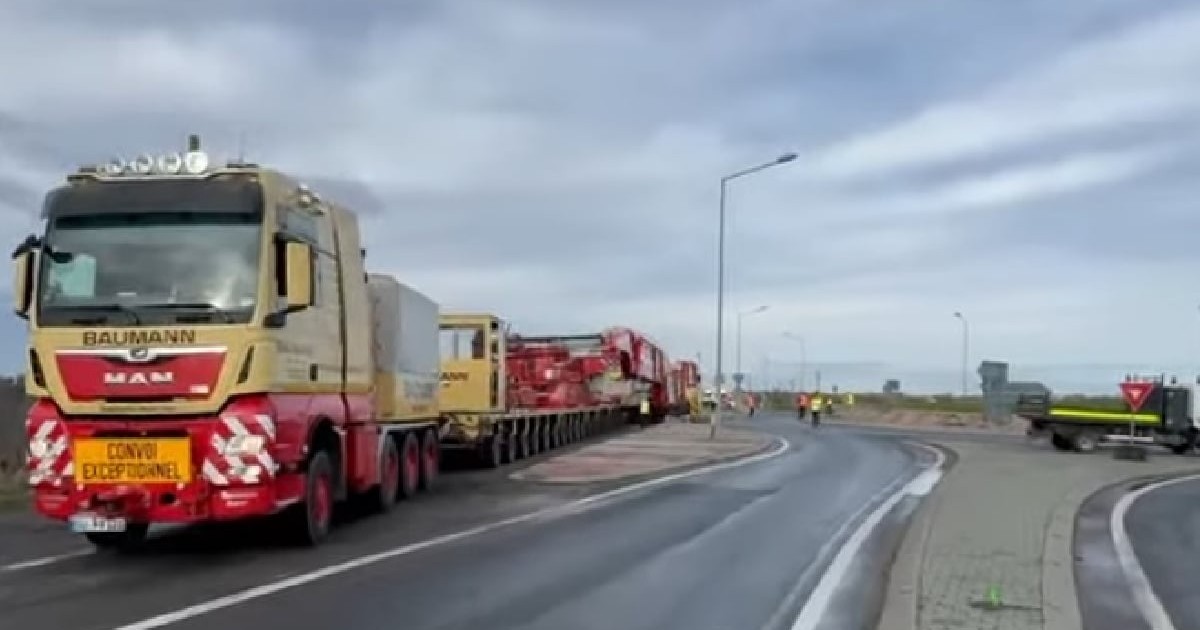 Transport agabaritic de mari dimensiuni pe un drum din România