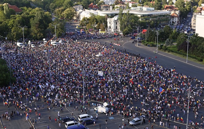 LIVE TEXT/ Mitingul diasporei, în Piața Victoriei. Război total între jandarmi și huligani (FOTO&VIDEO)