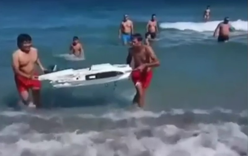 Doi turiști au fost filmați la Năvodari când scoteau o bucată de dronă din mare
