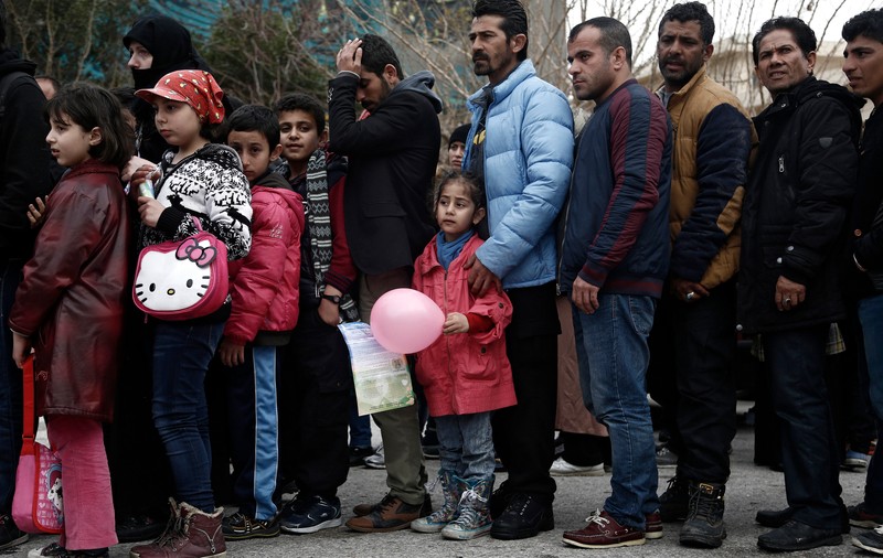 Imagini ȘOCANTE în Atena! Imigranții au încercat să se SPÂNZURE, disperați că nu-și pot continua drumul spre Europa Occidentală