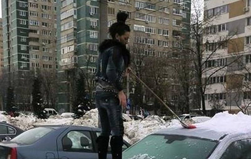 CU PIŢIPOANCA la DESZĂPEZIT MAŞINA! Iată CUM SE RUPE ÎN FIGURI, călare pe MAŞINĂ, cu MĂTURA din dotare!