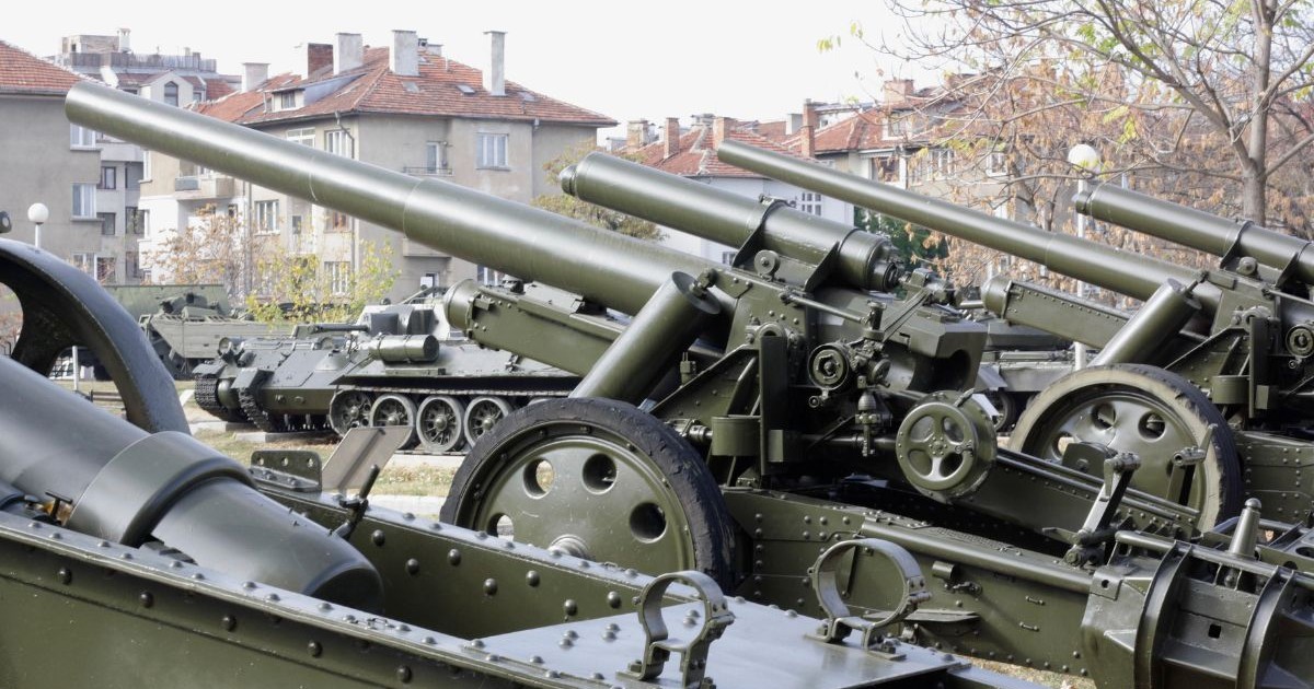tancuri NATO verzi, așezate în linie, la o expoziție de armament
