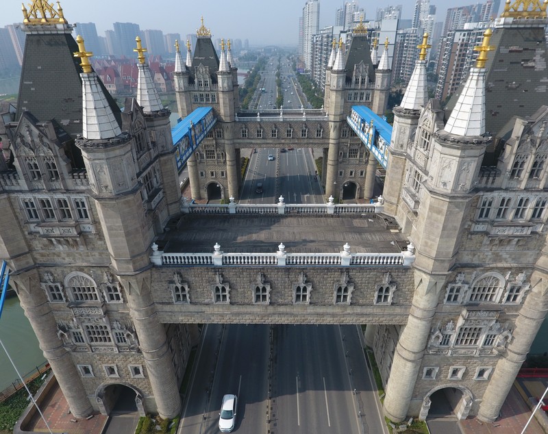 Chinezii au construit copia Tower Bridge. Este mai mare decât atracția din Londra