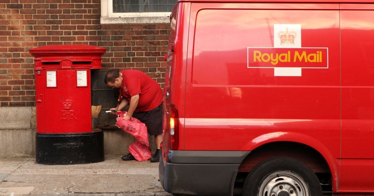 Un angajat al Royal Mail golește o cutie poștală în Southwark, pe 16 octombrie 2009, la Londra, Anglia
