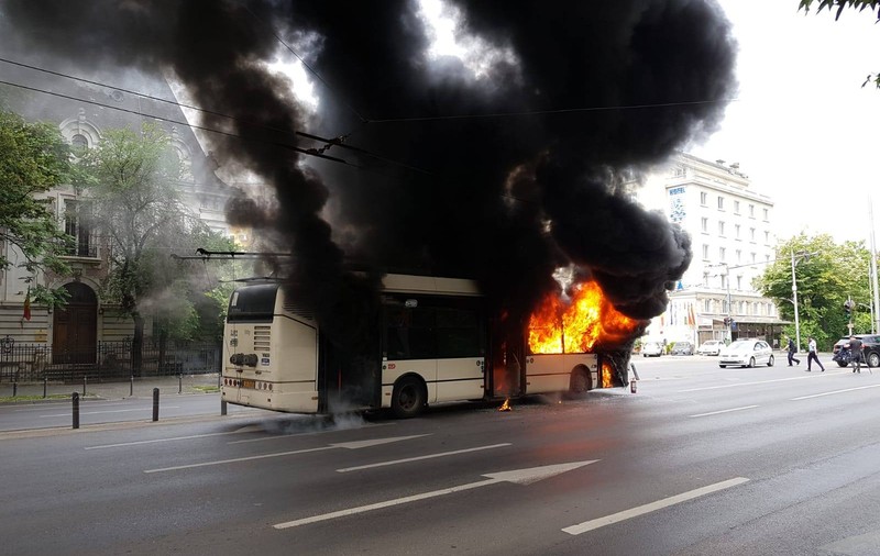 Toate troleibuzele din parcul auto al STB vor fi verificate, după incendiul de duminică
