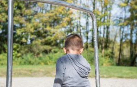 Pedeapsa primită de o mamă din America după ce și-a lăsat copilul de 5 ani să se plimbe singur pe stradă