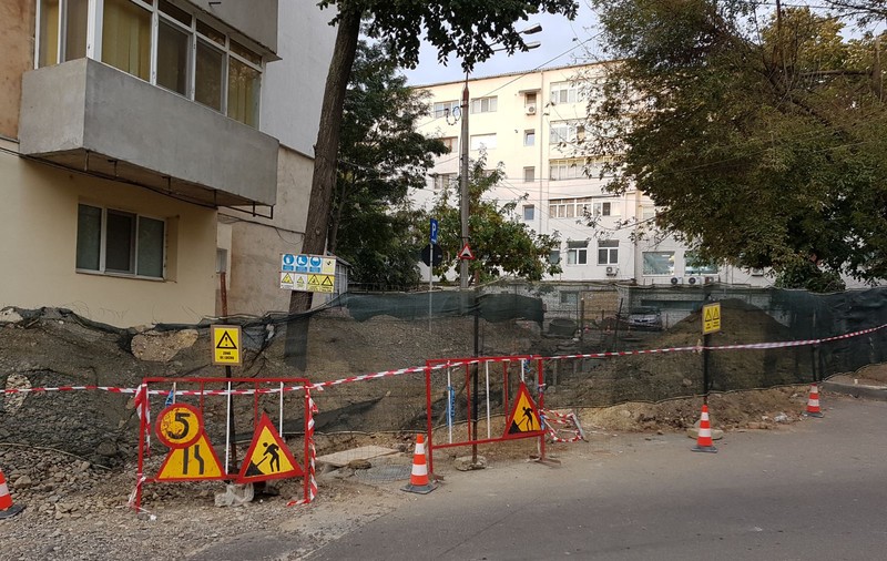 FOTO| Lucrările la canalizarea din Vaslui unde a căzut un om și a murit, reluate după ce zona a fost înconjurată cu gard