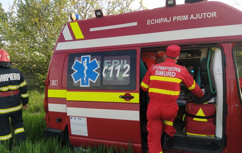 Un bărbat din Arad s-a înjunghiat cu un cuțit apoi s-a aruncat de la etajul șase