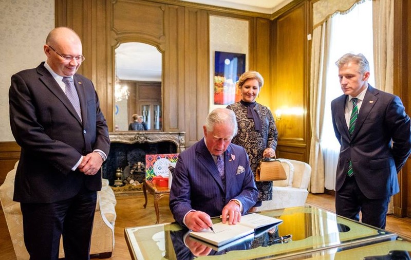 Prințul Charles, în vizită la Institutul Cultural Român din Londra: Moștenitorul Coroanei britanice a vizitat o expoziţie culinară cu produse bio românești (FOTO)