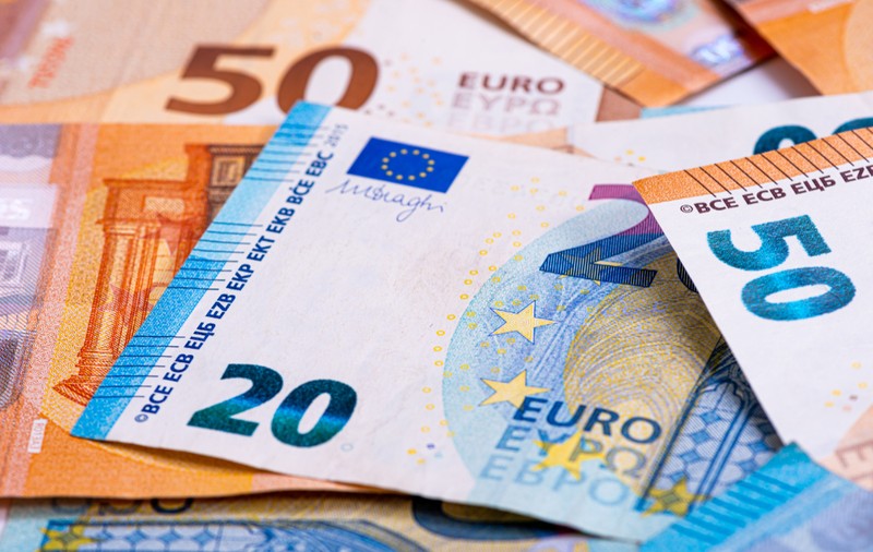 Bărbat înșelat cu peste 450.000 de euro de un fals polițist, în Germania. Cum a procedat escrocul