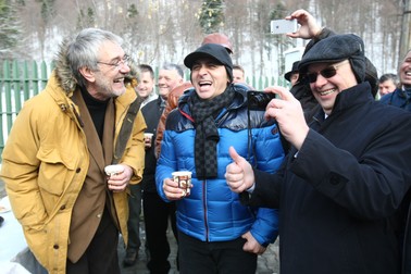 Marce Iureș, stânga, la un pahar de vorbă cu cântărețul Marcel Pavel
