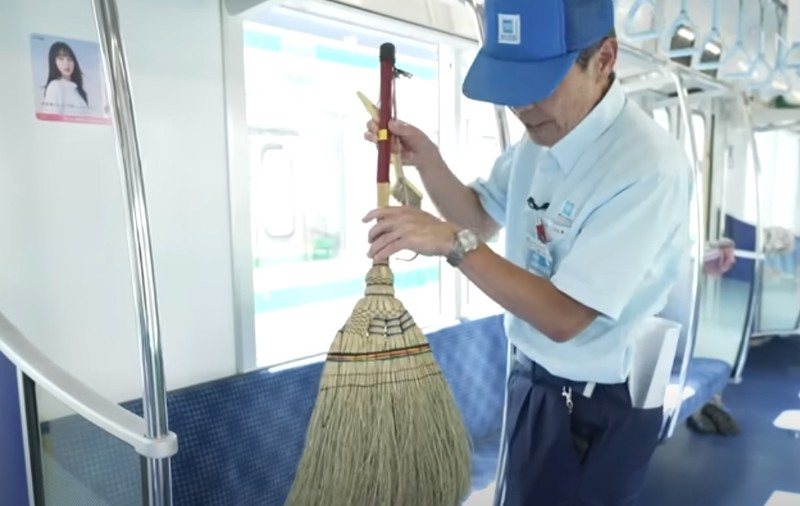 VIDEO. Cum se face curățenia la metroul din Tokyo. Lecția japoneză ce poate fi învățată și la București