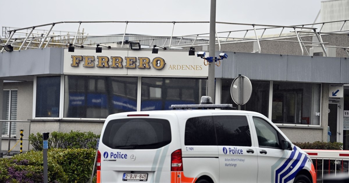 Masina de politie in fata fabricii Ferrero din Arlon (Belgia), in luna aprilie, cand fabrica a fost inchisa dupa aparitia mai multor cazuri de salmonella. Foto: Hepta