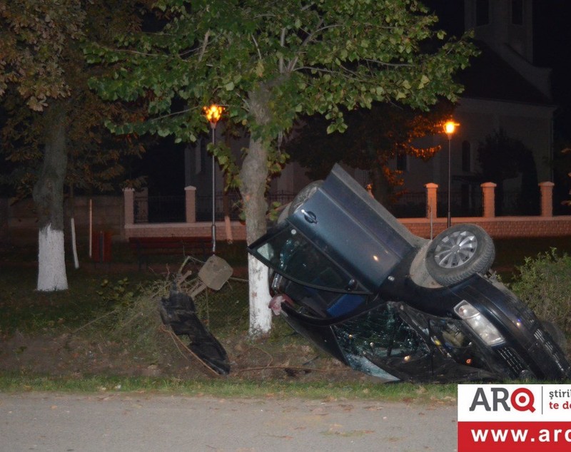 Un mort și doi răniți în urma unui accident în Arad. Supraviețuitorii au reușit să iasă din mașina răsturnată