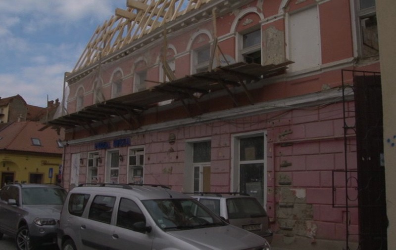 Doi răniți la Brașov, după ce o bucată dintr-o clădire s-a prăbușit peste trecători