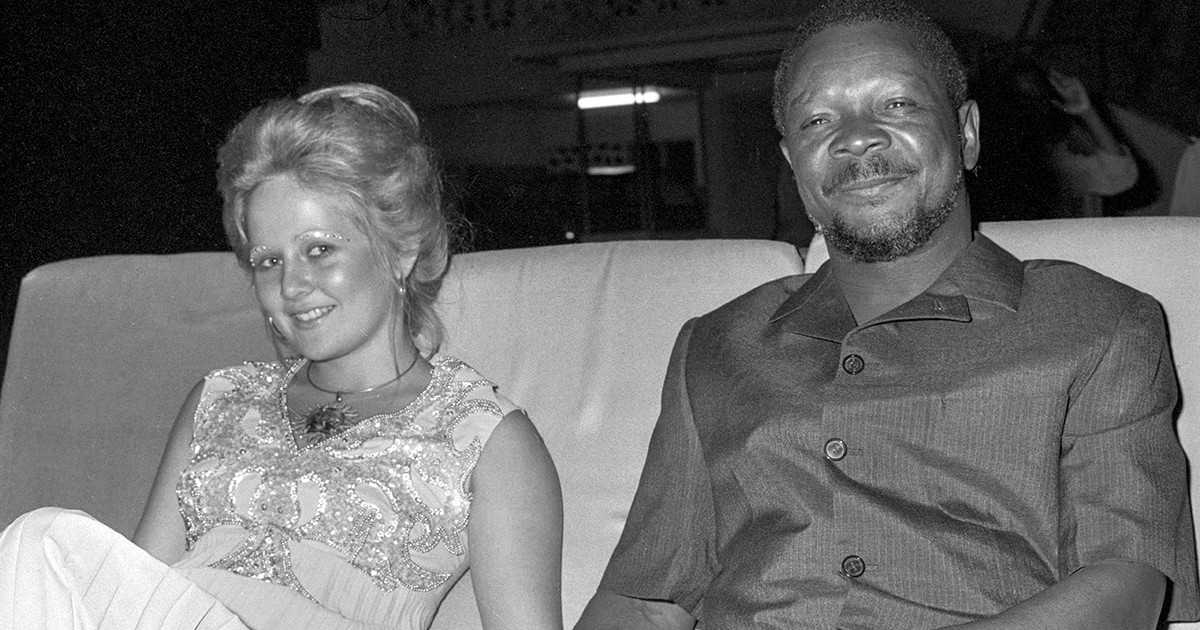 Jean-Bedel Bokassa cu soția sa, Gabriella Drimbo, la o petrecere organizată după o vânătoare în parcul prezidențial din Ndélé, pe 2 februarie 1975, Republica Centrafricană