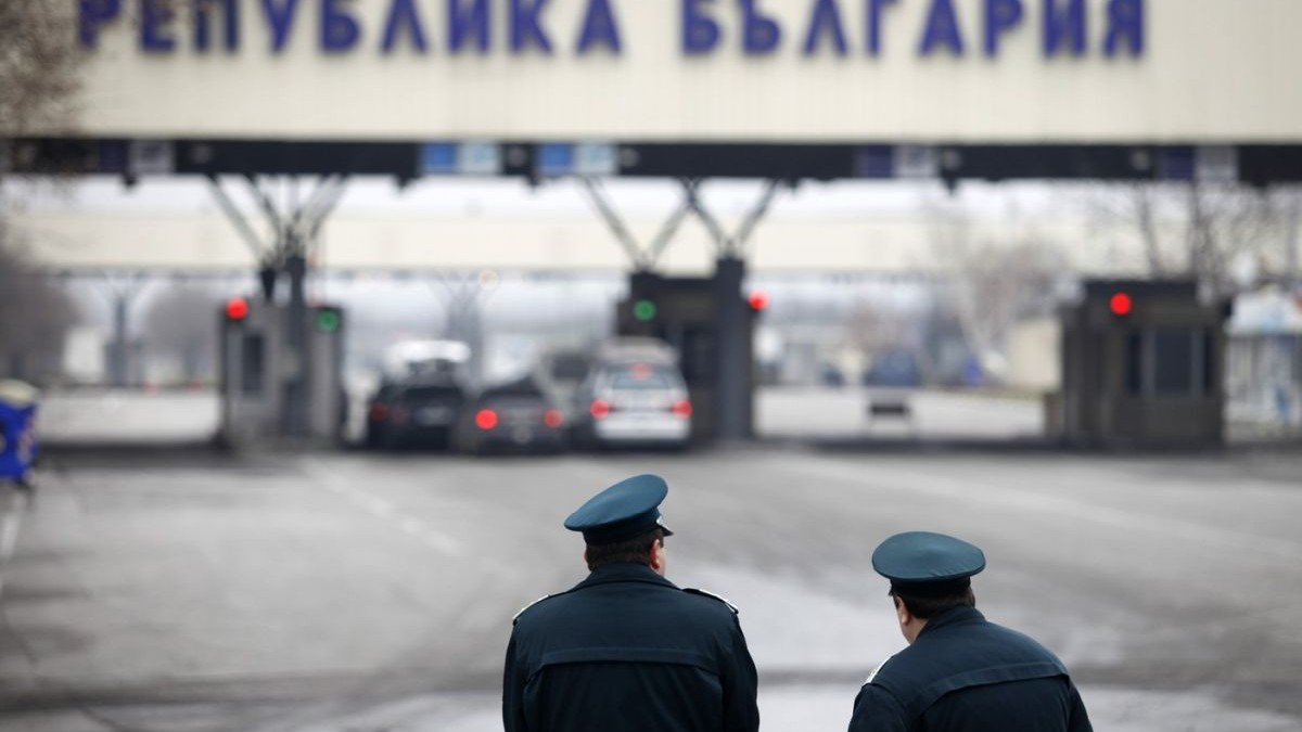 Doi polițiști de frontieră bulgari stau în fața punctului de trecere a frontierei Kapitan Andreevo, dintre Bulgaria și Turcia, ianuarie 2011.