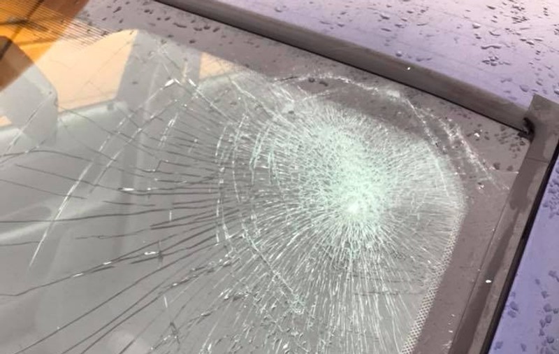 Un bărbat a spart parbrizul unei mașini cu pumnul în București. Agresorul e cercetat de Poliție | VIDEO