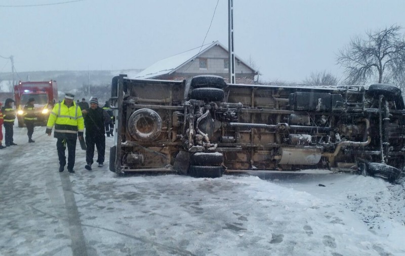 Microbuz răsturnat în Olt: 15 elevi erau la bord! Firma de deszăpezire, amendată de poliție