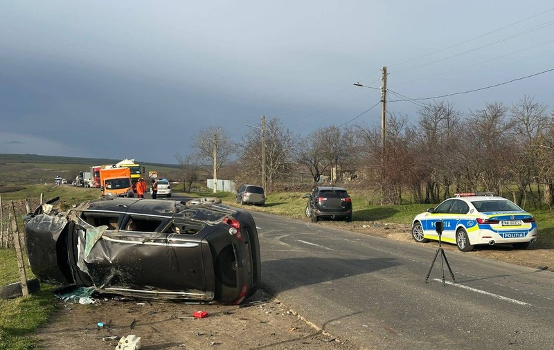 Trei frați din Galați, răniți grav într-un accident rutier după o depășire periculoasă. Cel mai mic este în comă