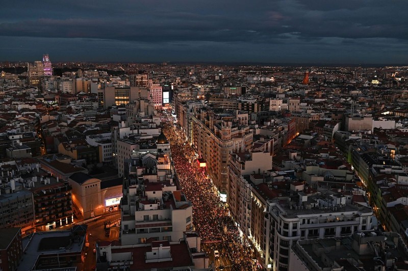 Zeci de mii de persoane au participat la Madrid la un marș de 8 martie FOTO: EPA