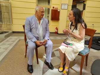 Éric-Emmanuel Schmitt de vorbă cu reporterul ziarului Libertatea