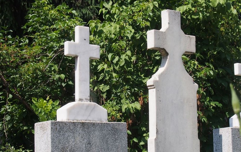 13 morminte, jefuite într-o singură noapte, în Dâmbovița. Hoții au plecat cu bani și bijuterii