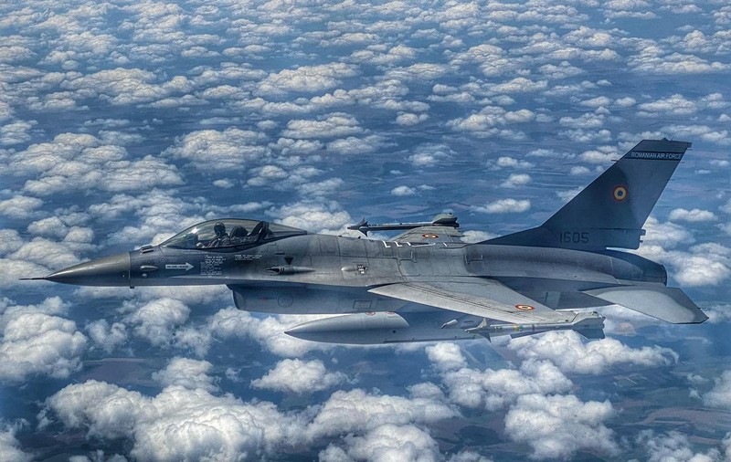 Un avion F-16 al Forţelor Aeriene Române a pierdut în zbor rezervorul extern și alte piese