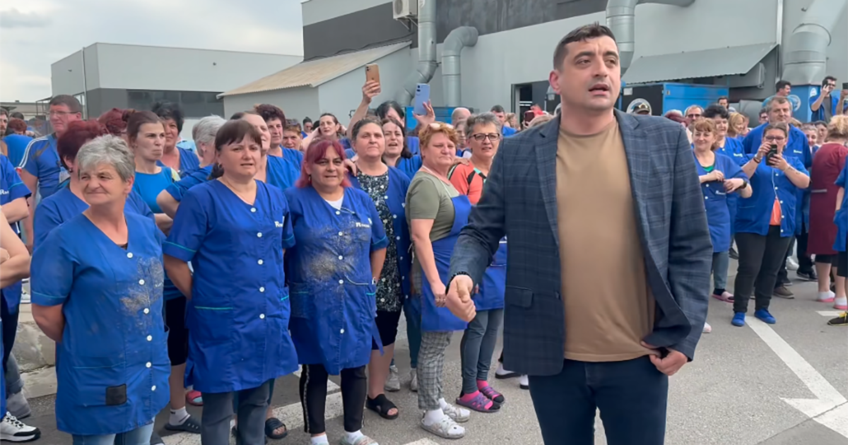 George la fabrica ReKord din Alba Iulia, inconjurat de muncitoare