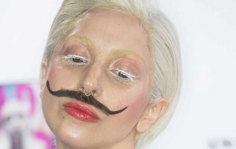 Aşa ceva nu ai mai văzut! Lady Gaga, cu mustaţă pe scenă | VIDEO