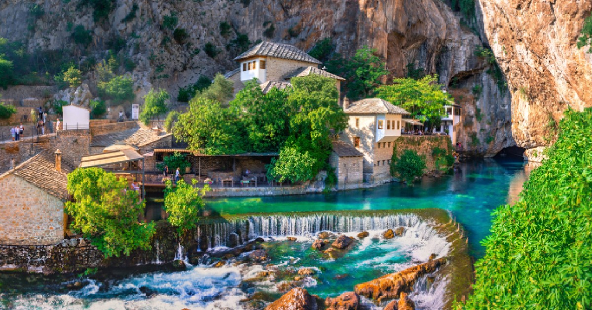 Mănăstire la izvorul râului Buna din Blagaj, Bosnia și Herțegovina