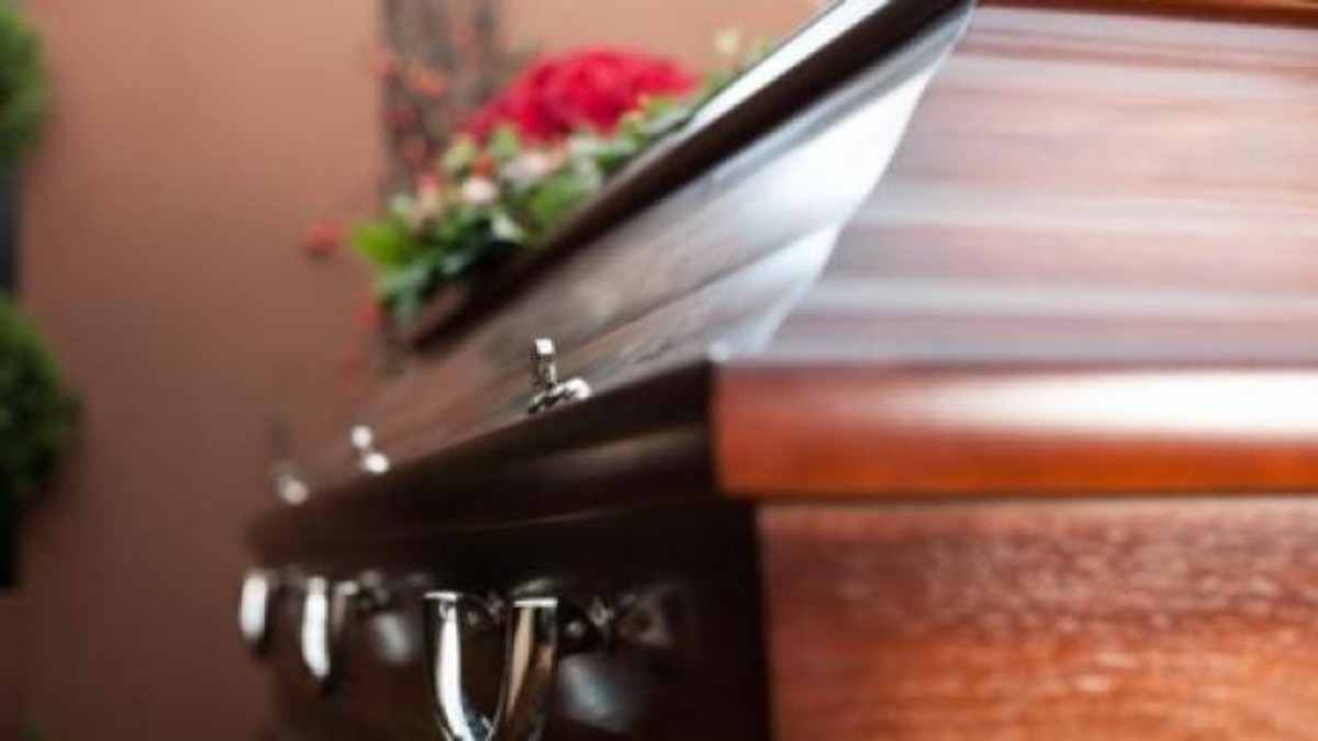 Un bărbat a organizat recent funeraliile fratelui mort în 2016. O soră a avut o bănuială sumbră