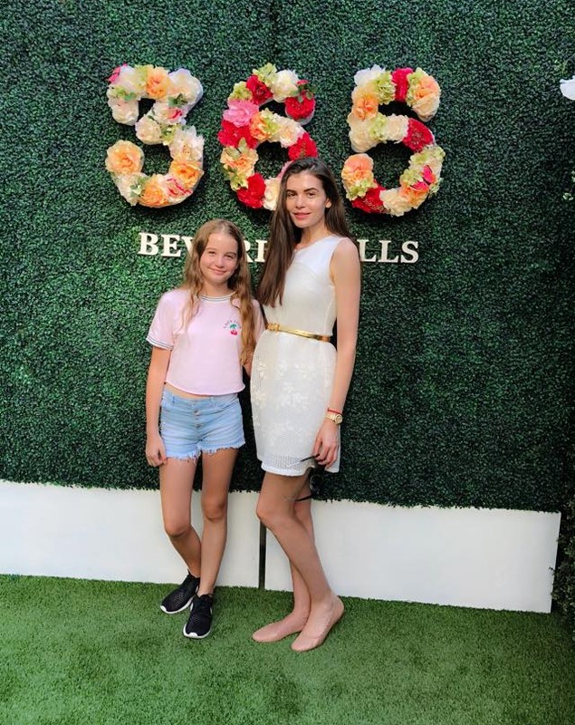 Prima apariție a Irinei Columbeanu alături de mama ei după operația la ochi. La un eveniment cu fratele ei vitreg | FOTO