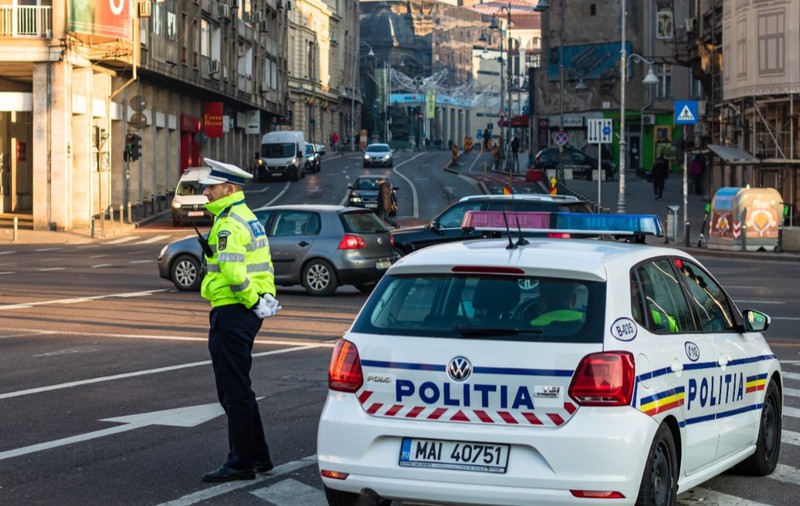 Un polițist în intersecție în București